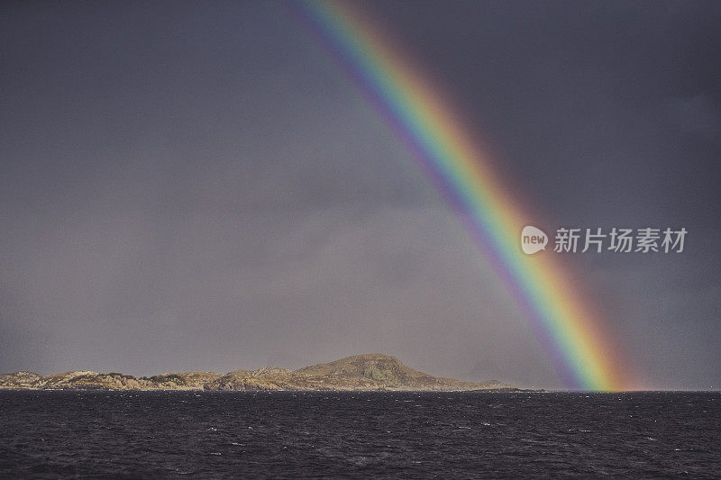 挪威峡湾上空的彩虹