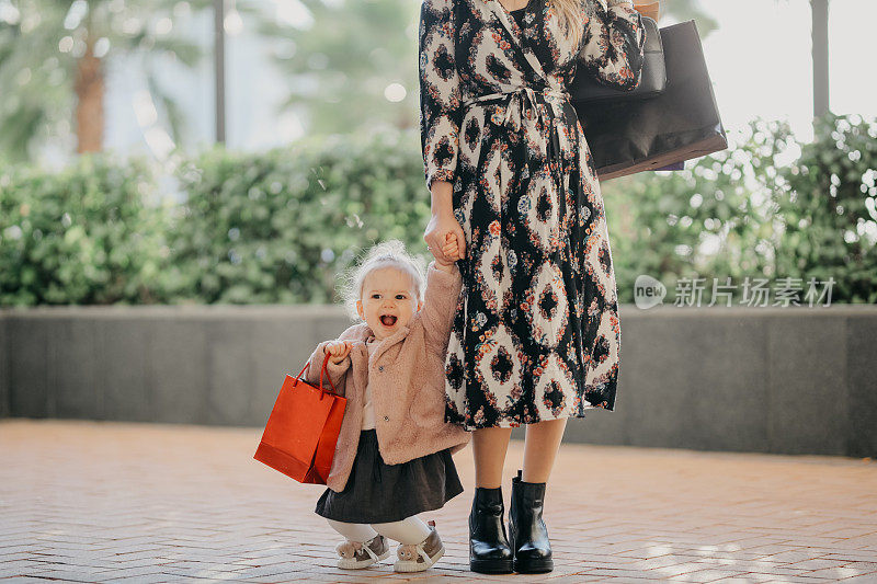 妈妈和女儿走在街上