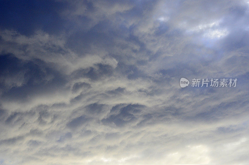 日出时大西洋上空的雷雨