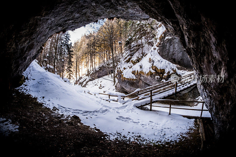 从山洞到白雪覆盖的峡谷Baerenschuetzklamm有桥