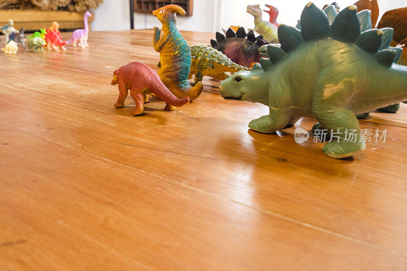 收集明亮的彩色玩具恐龙在木制桌面上