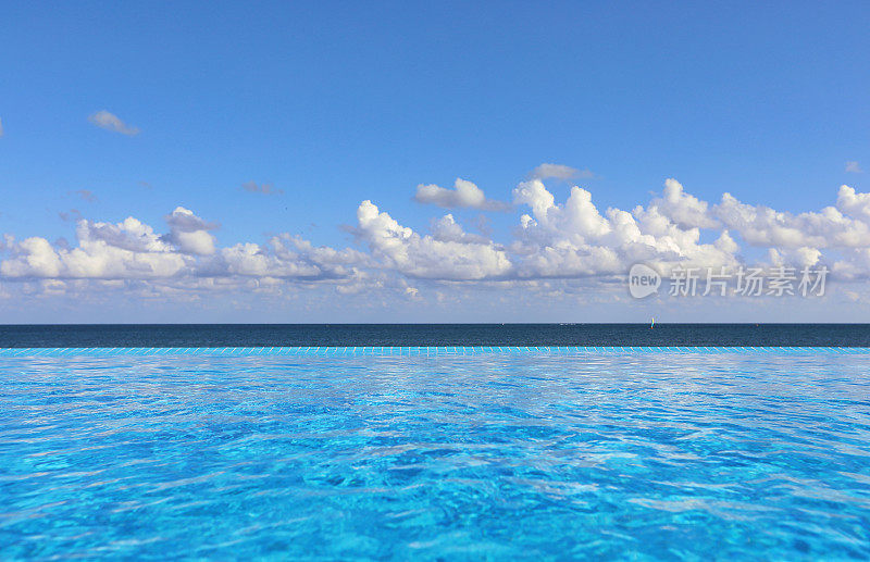加勒比无边泳池和美丽的蓝天和积云
