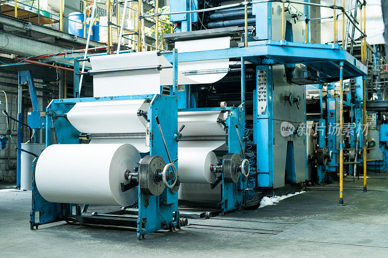 大型印刷机与纸卷印刷报纸的工业印刷机生产线