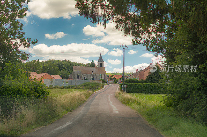 被绿色灌木环绕的法国村庄