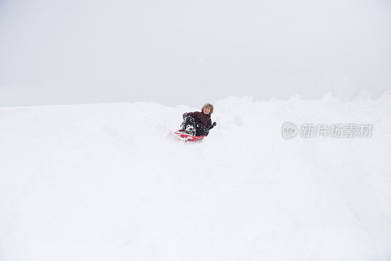 孩子们在暴风雪中快乐地玩雪橇