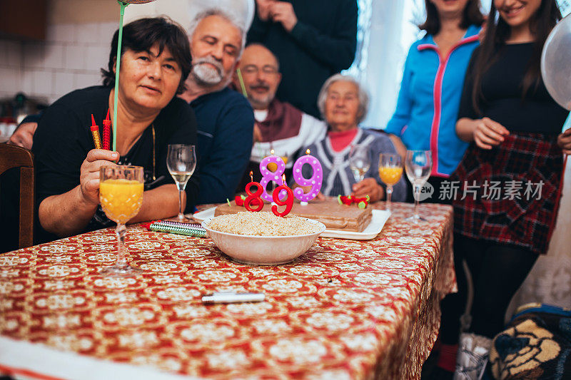 是庆祝的时候了。奶奶庆祝她的89岁生日!