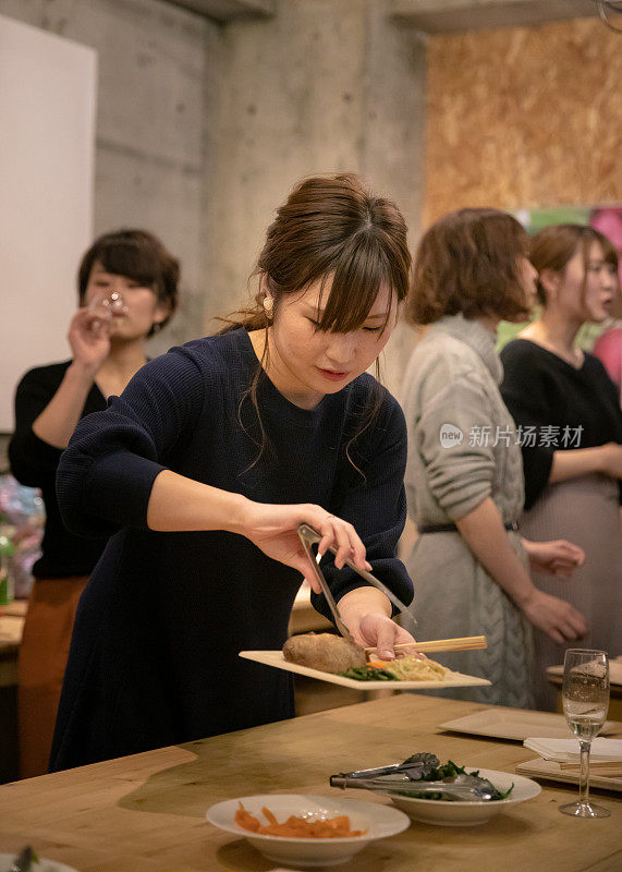 年轻人在社交聚会上捡拾食物