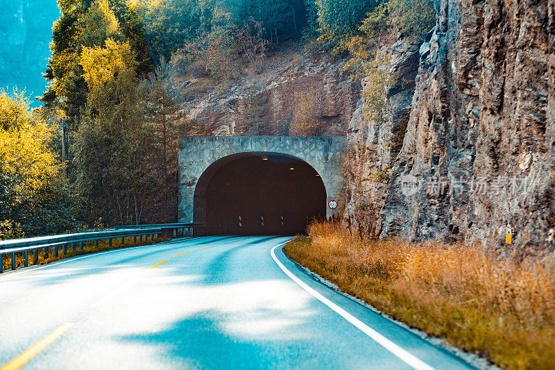 穿过山脉的公路隧道