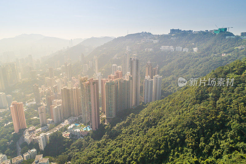 鸟瞰图的香港城市天际线和维多利亚港日落在中国