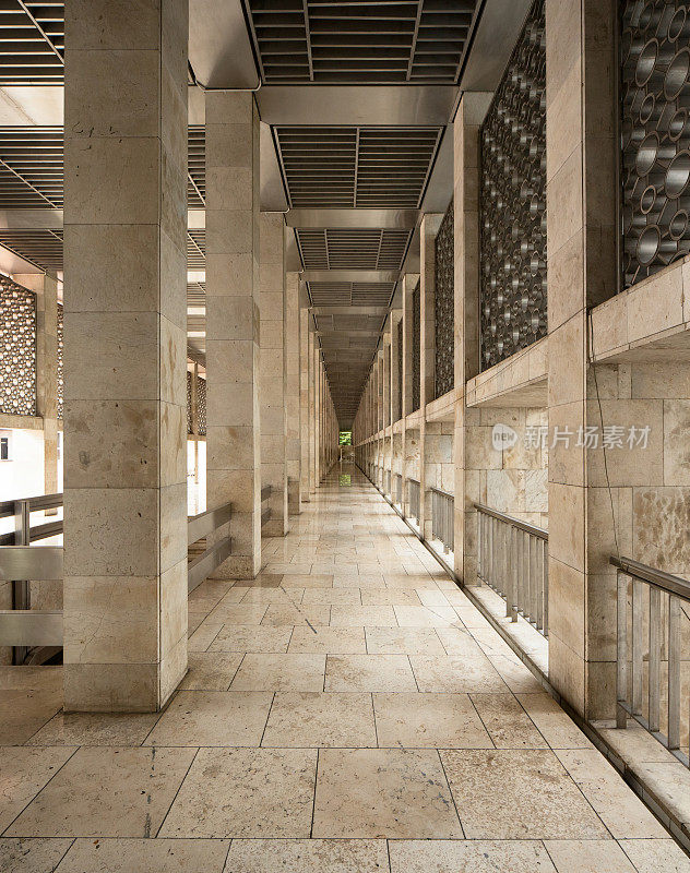雅加达国家Istiqlal清真寺外侧走廊
