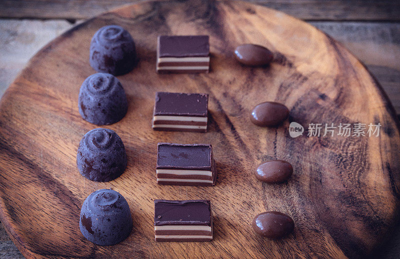 巧克力糖果在木板上，靠近
