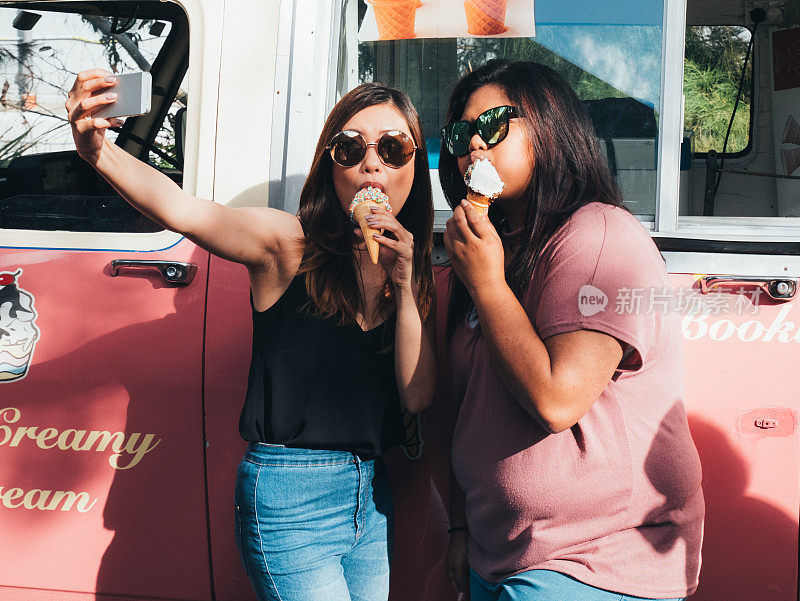 多民族女孩在冰淇淋车旁吃冰淇淋