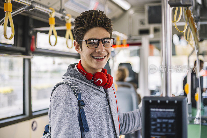 微笑的少年坐公共汽车去上学
