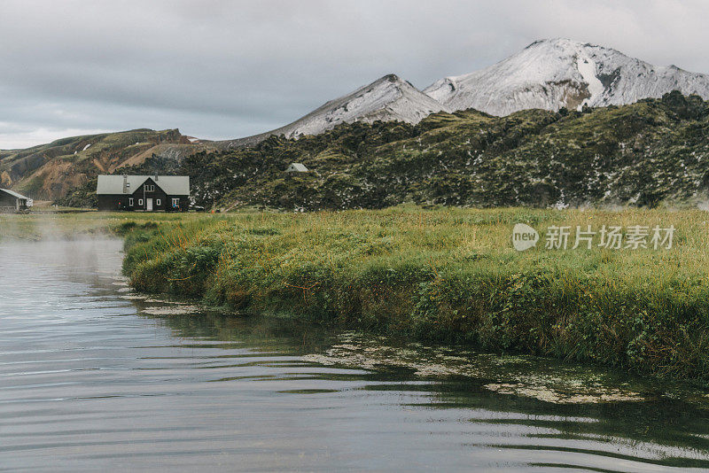 冰岛Landmannalaugar山附近的自然热水浴风景