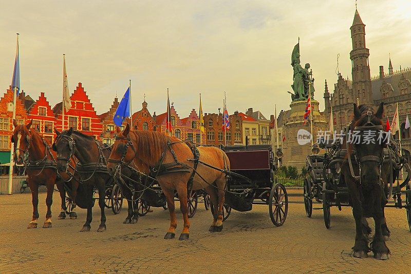 比利时马车在市场广场-布鲁日中世纪古城-比利时