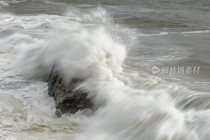 加利福尼亚海岸附近汹涌的海浪