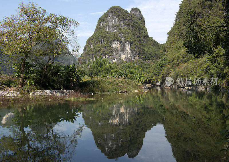 遇龙河的喀斯特山脉和石灰岩山峰