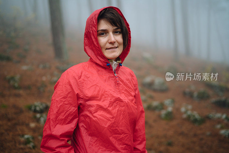 迷雾森林里穿着红雨衣的女人