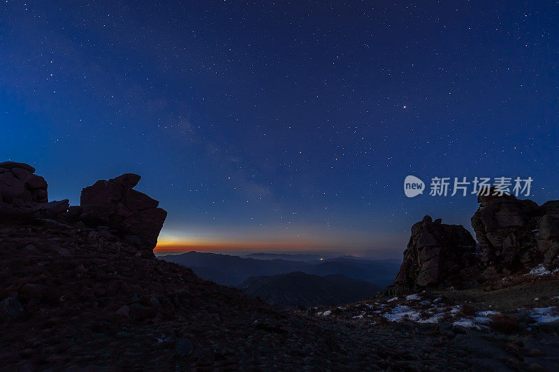 夜景与明亮的银河