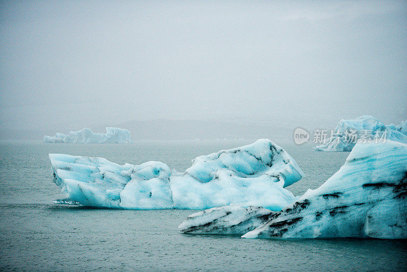 冰山漂浮在Jökulsárlón冰川泻湖冰岛在阴天