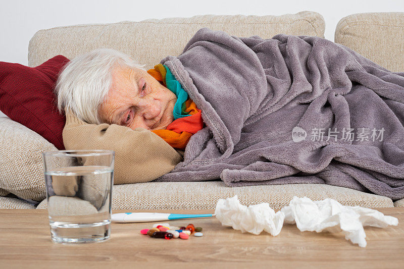 患有流感的老年妇女