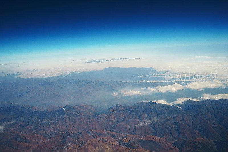 从飞机上俯瞰阿富汗山脉的空中全景