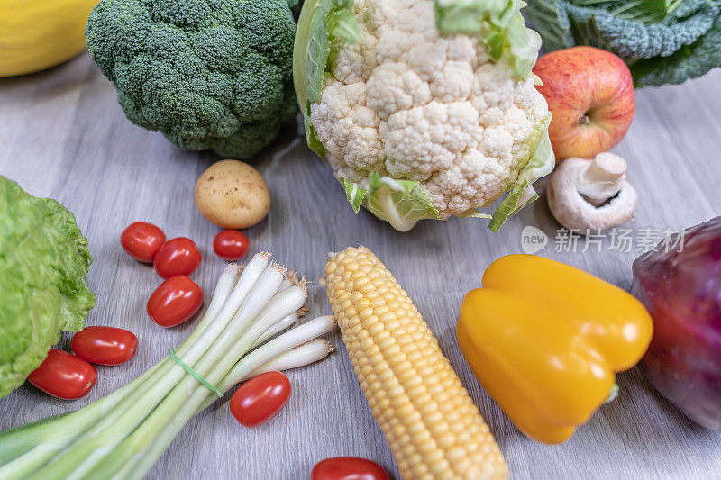 选用健康蔬菜搭配大葱、西红柿、玉米、花椰菜