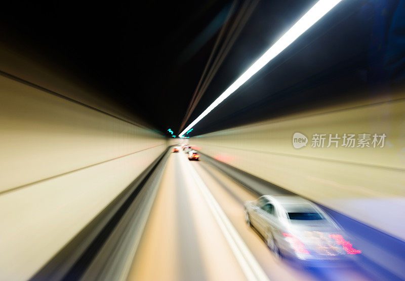开车穿过隧道