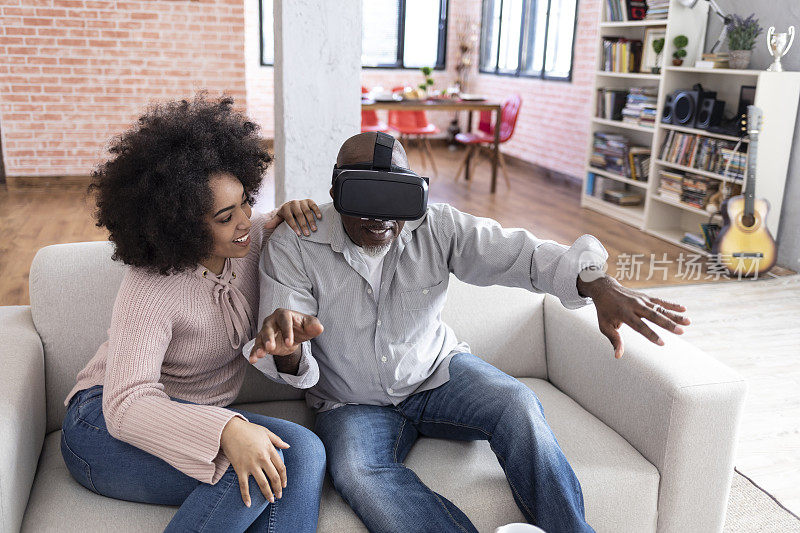 多代家庭在家里使用VR头盔