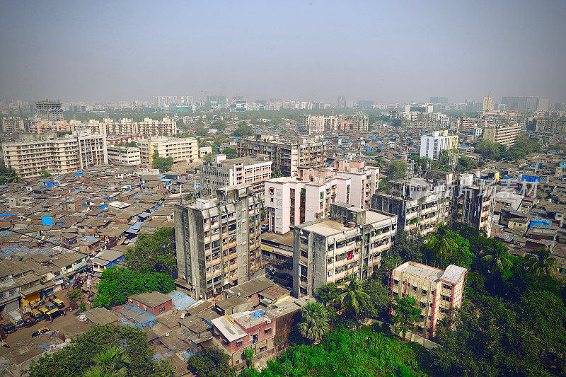 印度孟买的达拉维贫民窟，从上面俯瞰