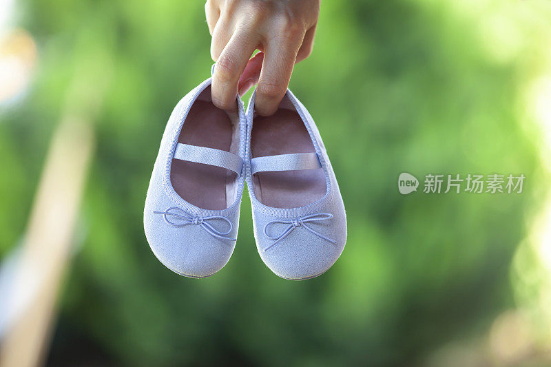 女人手拿婴儿鞋