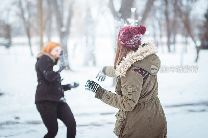 女孩们在雪地里玩得很开心