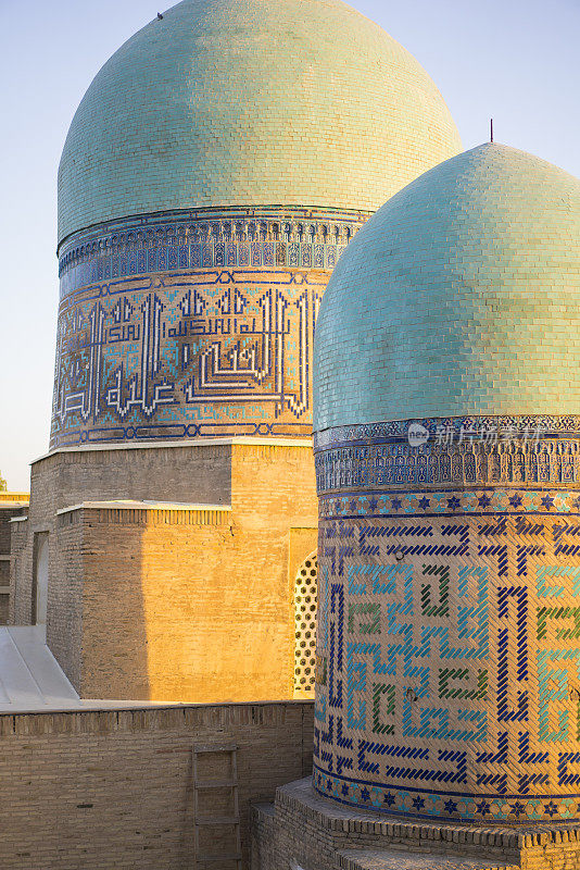 乌兹别克斯坦撒马尔罕Shah-I-Zinda陵纪念建筑傍晚的穹顶