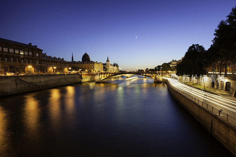 巴黎的塞纳河黄昏