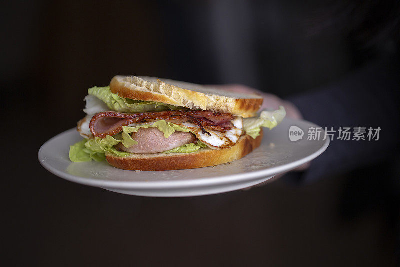 三明治:烤面包,熏肉和生菜