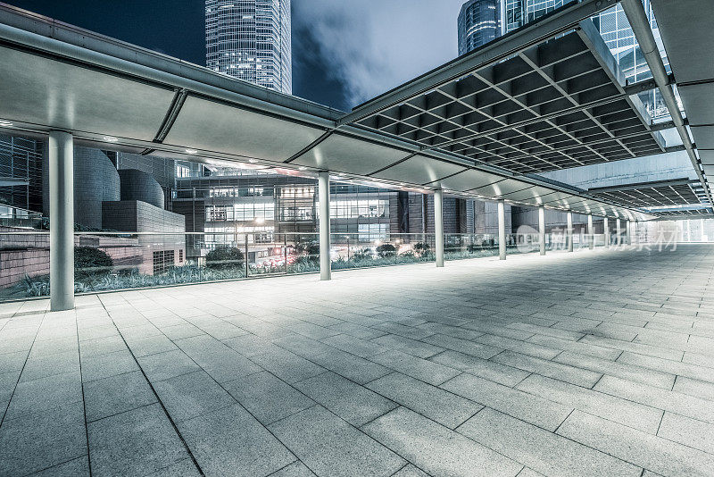 建筑物入口有屋顶结构的空走道