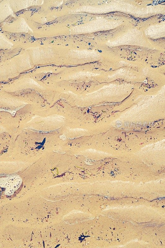 抽象的设计图案是由海浪自然形成的沙滩上的水沙