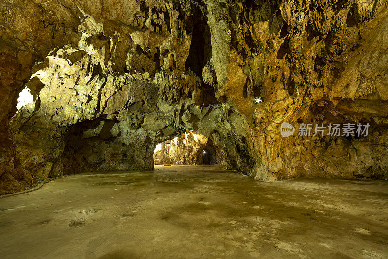 越南三腊省麦洲区莫琅洞内的自然美景。越南北部松腊省最宽的洞穴