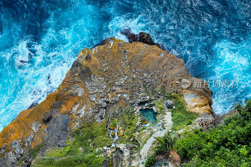 海浪在岩石峭壁上溅起水花