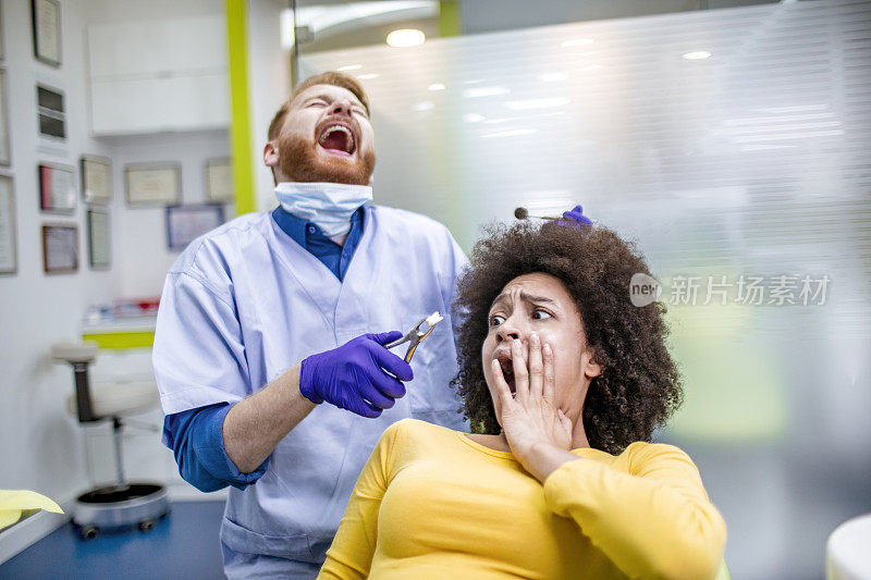 牙医向受惊的病人展示拔掉的牙齿