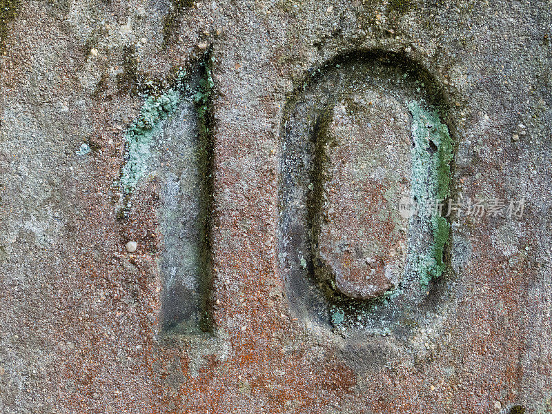 10号，刻在一公里长的石头上，沿着一条废弃的铁路