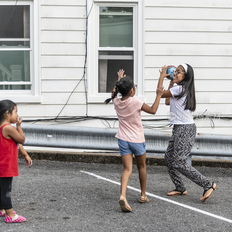 拉丁美洲人，墨西哥裔美国人，不同年龄的女孩，在户外玩球