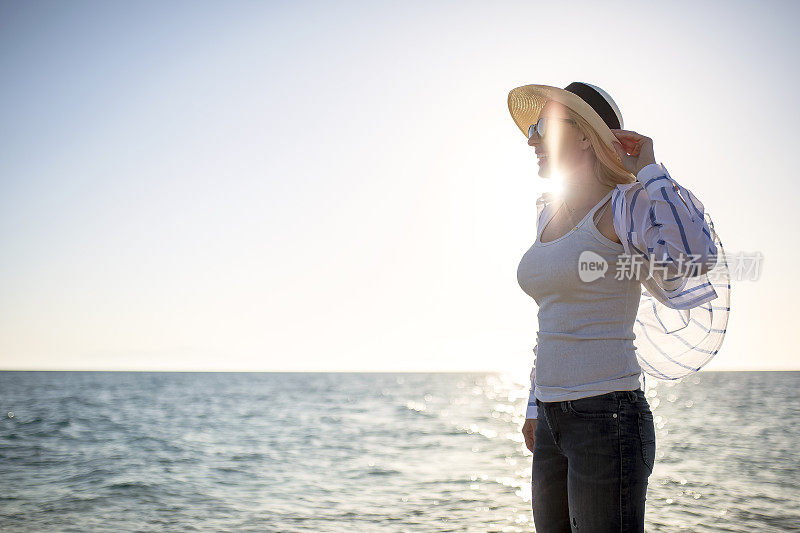 在海边看日落的女人