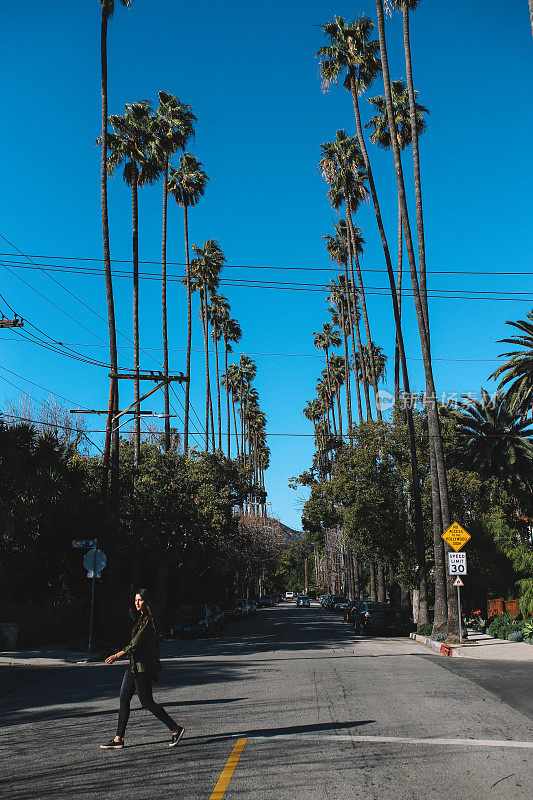一名年轻女子正穿过洛杉矶好莱坞的街道