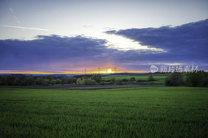 有风力涡轮机的乡村景观(HDRi)