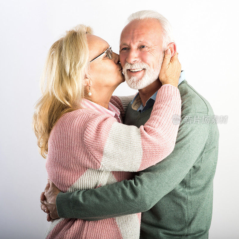 画室里一对相爱的老夫妇的肖像