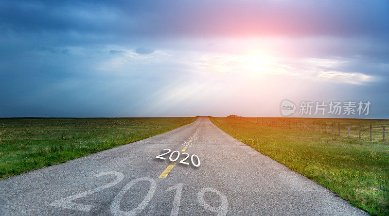 2019年至2021年在空荡荡的柏油路上的数量