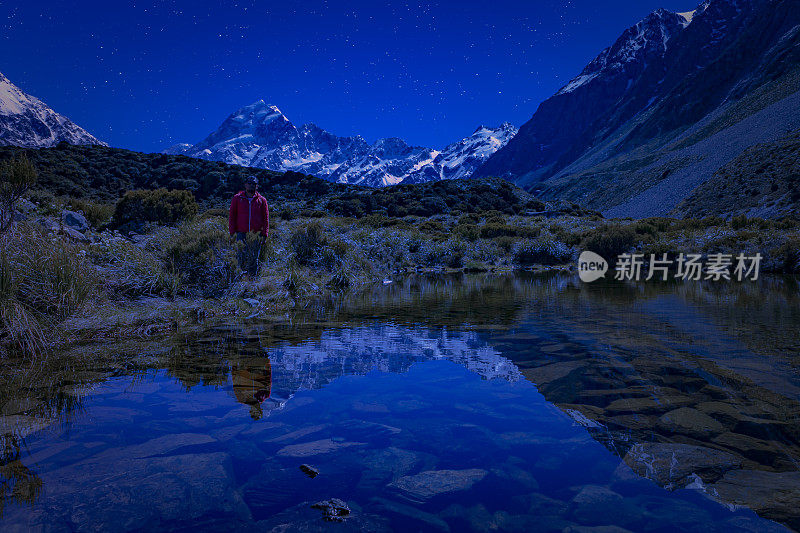 新西兰库克山:当蓝色的天空和明亮的星星出现时，一个人独自在晚上放松