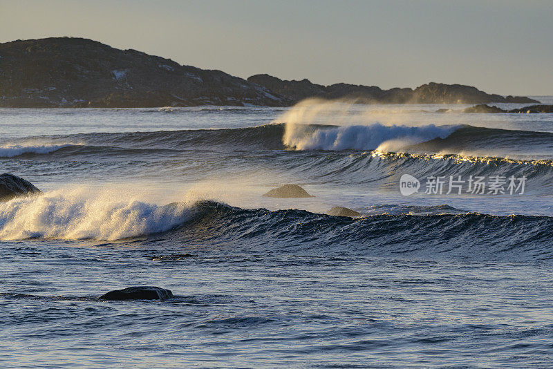 罗浮敦群岛的海浪拍打着Austvagoy海岸