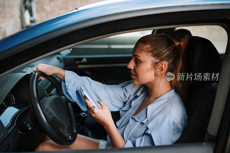 年轻女子在车里发短信